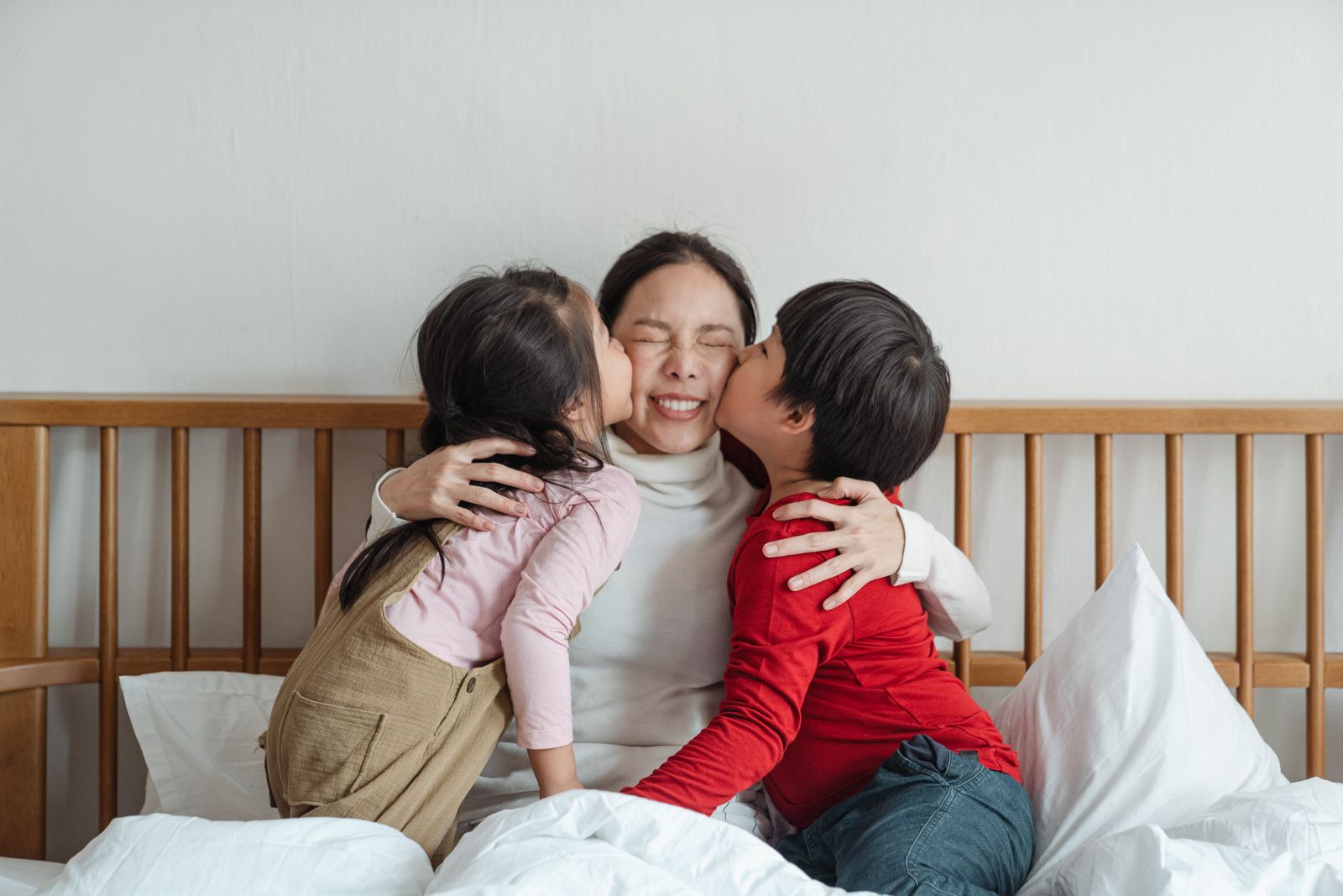 老年人能力评估报告交付后老人与家人在一起